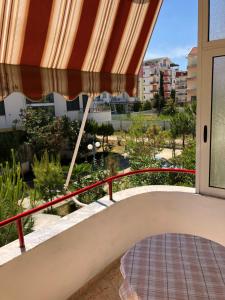 balcón con vistas al jardín en Eldi's Apartment en Golem