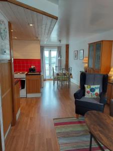 uma sala de estar com um sofá e uma mesa em Fairholme Apartment em Dartmouth