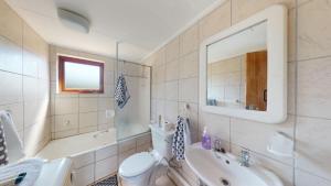 ein Badezimmer mit Waschbecken, Toilette und Spiegel in der Unterkunft San Lameer Villa 2008 by Top Destinations Rentals in Southbroom