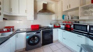eine Küche mit Waschmaschine und Spüle in der Unterkunft San Lameer Villa 2008 by Top Destinations Rentals in Southbroom