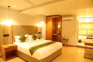 เตียงในห้องที่ Hotel Reva Regency