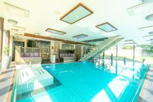 Bazén v ubytování Johan Design & SPA Hotel nebo v jeho okolí