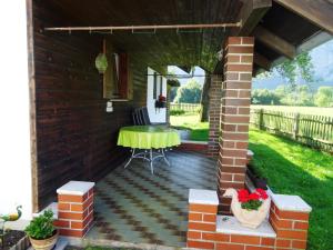 un patio al aire libre con mesa y sillas en Ferienwohnungen Reimer, en Kiefersfelden