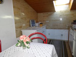 Una cocina con una mesa con un jarrón de flores encima. en Ferienwohnungen Reimer, en Kiefersfelden 1 foto más