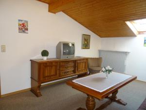 a living room with a tv and a coffee table at Ferienwohnungen Reimer in Kiefersfelden