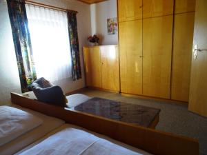 una habitación de hotel con una cama y una ventana en Ferienwohnungen Reimer, en Kiefersfelden