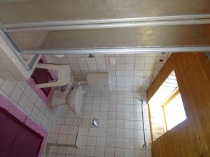 vistas a un baño con aseo en Ferienwohnungen Reimer, en Kiefersfelden