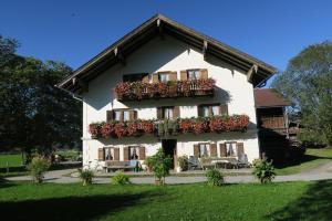 un bâtiment avec des boîtes de fleurs sur son côté dans l'établissement Ferienwohnung Leitner, à Kiefersfelden