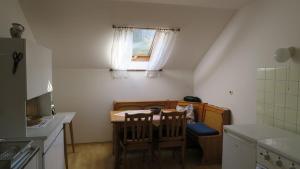 een kleine keuken met een tafel en een raam bij Ferienwohnung Leitner in Kiefersfelden