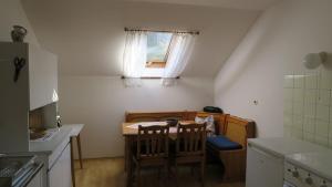 eine kleine Küche mit Tisch und Fenster in der Unterkunft Ferienwohnung Leitner in Kiefersfelden