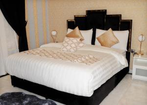 سرير أو أسرّة في غرفة في فندق النباريس الماسي