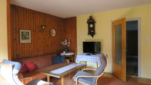 ein Wohnzimmer mit einer Couch und einem Tisch in der Unterkunft Ferienwohnung Leitner in Kiefersfelden