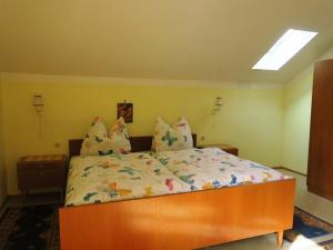 ein Schlafzimmer mit einem großen Bett in einem Zimmer in der Unterkunft Ferienwohnung Leitner in Kiefersfelden