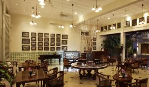 The Phoenix Hotel Yogyakarta - Handwritten Collection的休息区
