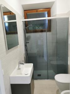 een badkamer met een douche, een wastafel en een toilet bij La Rosa Casa Vacanze Sabaudia in Sabaudia