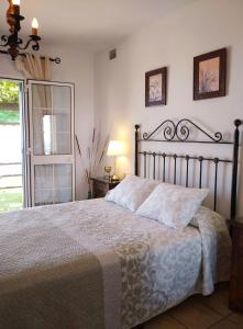 A bed or beds in a room at Casa Rural Las Molina