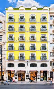 イスタンブールにあるOrient Express & Spa by Orka Hotelsの前を歩く人々の並ぶ道路の黄色い建物