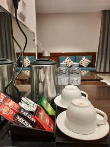 Příslušenství pro přípravu čaje a kávy v ubytování Biz Hotel Apartments