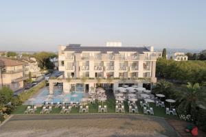 an aerial view of a hotel with chairs and tables at Hotel Ocelle Thermae&Spa (Adults Only) in Sirmione