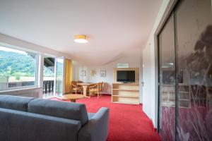 ein Wohnzimmer mit einem Sofa und einem Tisch in der Unterkunft Ferienappartements Annemarie in Oberstdorf