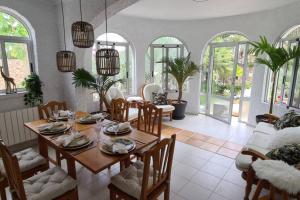 uma sala de jantar com mesa e cadeiras em Tropical Paradise Villa in Torrevieja em Torrevieja