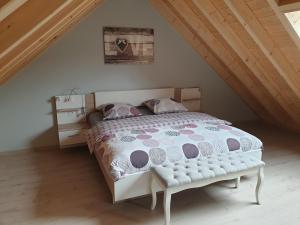 una camera da letto con un grande letto in mansarda di Le rêve Ardennais a Malmedy