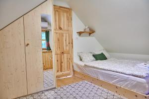 Posteľ alebo postele v izbe v ubytovaní Srčna, Tri Vile, a beautiful log cabin with amazing view