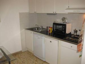una piccola cucina con lavello e microonde di Nice View a Todi