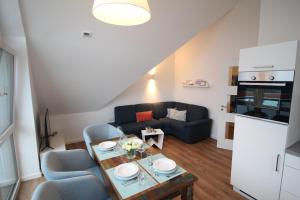 una sala de estar con un sofá y una mesa en Strandglück, en Horumersiel