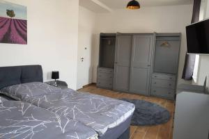 a bedroom with a bed and cabinets and a tv at Ferienwohnung im alten Waschhaus in Spremberg