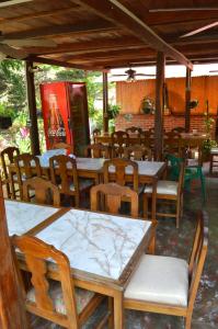EcoHostal Palmares Del Rio 레스토랑 또는 맛집