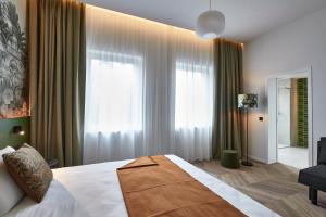 Postel nebo postele na pokoji v ubytování Urban Yard Hotel