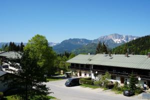 uma casa com um carro estacionado em frente em Ferienwohnung Buchenhöhe em Berchtesgaden