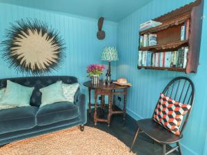 ヨークにあるFoxglove Cottageの青いリビングルーム(ソファ、椅子付)