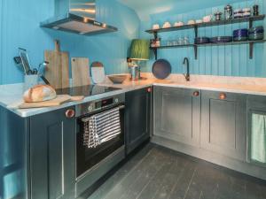 Кухня или мини-кухня в Foxglove Cottage
