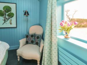 Кровать или кровати в номере Foxglove Cottage