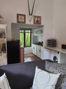 uma sala de estar com um sofá azul e uma cozinha em San Lameer Villa 2200 by Top Destinations Rentals em Southbroom