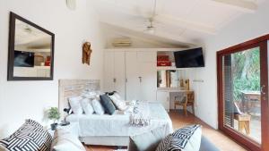 um quarto com uma cama e uma sala de estar em San Lameer Villa 2200 by Top Destinations Rentals em Southbroom