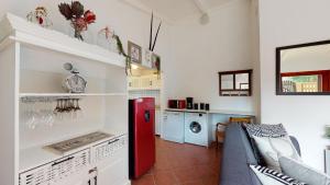uma cozinha com um frigorífico vermelho num quarto em San Lameer Villa 2200 by Top Destinations Rentals em Southbroom