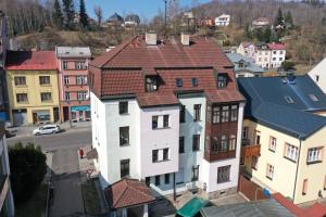 una vista aérea de una ciudad con edificios en Apartmány Nejdek en Nejdek