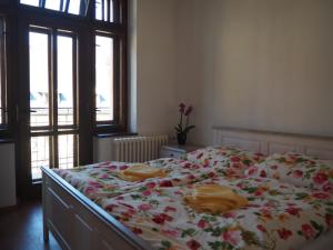 Un dormitorio con una cama con flores. en Apartmány Nejdek en Nejdek