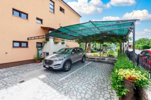 a car parked in front of a building at Apartment Casa Banko in Rovinj