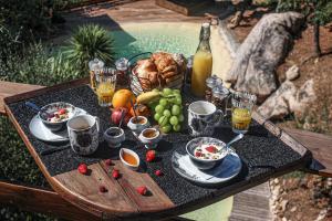 a picnic table with food and drinks on a table with a drink at Chambre d'hôtes A Vadina Porticcio in Porticcio