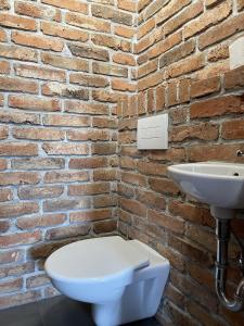 Koupelna v ubytování Apartmány Nejdek + 20 fotografií