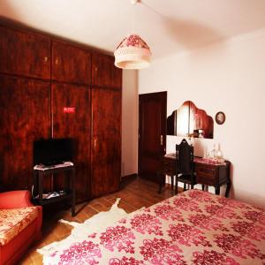 1 dormitorio con 1 cama, vestidor y escritorio en Quinta do Freixo, en Reguengos de Monsaraz