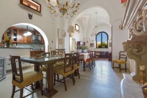 Χώρος καθιστικού στο Villa Raffaella by BarbarHouse