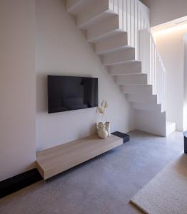 Televízia a/alebo spoločenská miestnosť v ubytovaní YOURS boutique stay