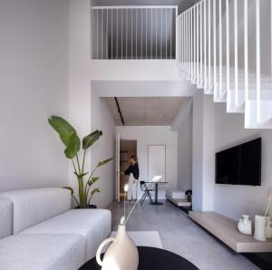 Televízia a/alebo spoločenská miestnosť v ubytovaní YOURS boutique stay