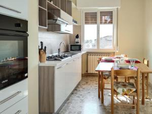 a kitchen with a table and a stove top oven at Casa Bignardi - Affitti Brevi Italia in Modena