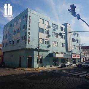 ein Gebäude an der Ecke einer Straße mit einer Ampel in der Unterkunft Taufik Hotel in Rio Grande